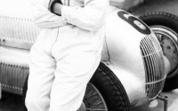 Rudolf Caracciola posado sobre su Mercedes W25 antes de disputarse el Grand Prix de Alemania de 1934 en el circuito de Nürburgring.