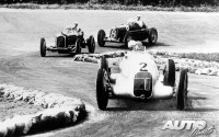 Rudolf Caracciola obtuvo la victoria en el Grand Prix de Italia de 1934 al volante del Mercedes W25. En esta fotografía de Monza, el piloto alemán rueda por delante del Alfa Romeo P3 de Achille Varzi y el Maserati 6C de Tazio Nuvolari.