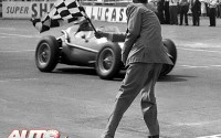 En el Gran Premio de Gran Bretaña de 1958, disputado en el circuito de Silverstone, el encargado de bajar la bandera de cuadros se acercó tanto al Ferrari Dino 246 V6 del ganador, Peter Collins, que el monoplaza parece apartarse para que no le den con la bandera.