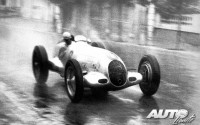 En el Grand Prix de Mónaco de 1936, Rudolf Caracciola obtuvo una trabajada victoria al volante del Mercedes W25 bajo el espectacular aguacero que cayó sobre el circuito urbano de Montecarlo.