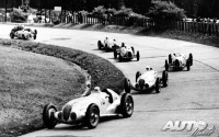 En el año 1937, Mercedes y Auto-Union desarrollaron los coches más rápidos y potentes del momento. En esta foto del Grand Prix de Alemania de 1937 podemos ver sobre el circuito de Nürburgring a los Mercedes W125 de Hermann Lang (nº 16), Rudolf Caracciola (nº 12) y Manfred von Brauchitsch (nº 14), seguidos por los Auto-Union Tipo C de Bernd Rosemeyer (nº 4) y de Hermann Paul Müller (nº 6).