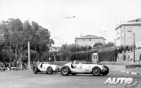 Rudolf Caracciola (nº 2) y Hermann Lang (nº 6) se disputaron las dos primeras posiciones al volante de sus Mercedes W125 en el Grand Prix de Italia de 1937, disputado en el trazado de Livorno.