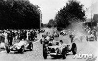 Salida del Grand Prix de Suiza de 1937, disputado en el circuito de Bremgarten. Al volante de los Mercedes W125 se encuentran Rudolf Caracciola (nº 14) y Manfred von Brauchitsch (nº12), mientras que los primeros Auto-Union Tipo C están pilotados por Hans Stuck (nº 10) y Bernd Rosemeyer (nº 8).