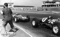 Este fotógrafo debía ser también reportero de guerra y, acostumbrado a estar junto a la acción, no pudo colocarse más cerca de la pista para retratar a los Lotus 21 de Jim Clark (nº 8) y Robert Innes Ireland (nº 6) durante el GP de Francia de 1961, disputado en el circuito de Reims-Gueux. En las carreras actuales sería impensable situarse tan cerca de la pista.