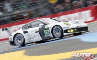 Marc Lieb, Richard Lietz y Romain Dumas con el Porsche 911 RSR oficial del equipo Porsche AG Team Manthey durante las 24 Horas de Le Mans 2013.