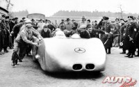 El Mercedes W125 5.6 V12 le permitió a Rudolf Caracciola marcar un récord de velocidad de 432,7 km/h en el año 1938.