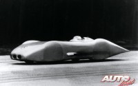 El Mercedes W125 5.6 V12 le permitió a Rudolf Caracciola marcar un récord de velocidad de 432,7 km/h en el año 1938.