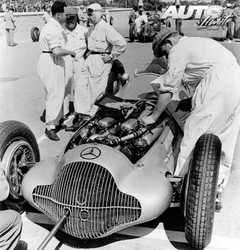 Rudolf Caracciola antes de tomar la salida en el Grand Prix de Trípoli de 1938.