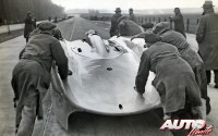 Bernd Rosemeyer al volante del Auto Union Type D Streamliner con el que iba a intentar batir el récord de velocidad el 28 de enero de 1938.
