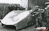 Preparativos del Auto Union Type D Streamliner pilotado por Bernd Rosemeyer aquel 28 de enero de 1938.