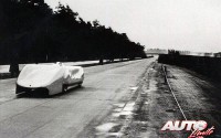 Bernd Rosemeyer al volante del Auto Union Type D Streamliner con el que iba a intentar batir el récord de velocidad el 28 de enero de 1938.