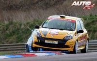 Lee Pattison con el Clio Renault Sport Cup en la prueba disputada en el circuito de Thruxton, puntuable para la Renault UK Clio Cup.