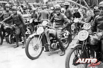 Bernd Rosemeyer comenzó su trayectoria deportiva en competiciones motociclistas. En esta fotografía le vemos sobre la DKW con la que corrió en la temporada 1934.