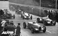 Salida del Grand Prix Avus-Rennen de 1935, con Hans Stuck (Auto Union Type B 4.9 V16 nº 1), Bernd Rosemeyer (Auto Union Type A 4.3 V16 Streamliner nº 4), Tazio Nuvolari (Alfa Romeo Bi-motore 6.3 nº 9), Luigi Fagioli (Mercedes W25 4.0 nº 7) y Giuseppe Farina (Maserati 4C 2.5 nº 20) ocupando las primera posiciones.