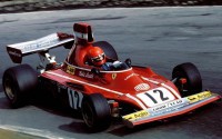 Niki Lauda al volante del Ferrari 312 B3/74 utilizado en la temporada de 1974.