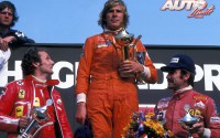 James Hunt obtuvo su primera victoria en el circuito de Zandvoort, durante el GP de Holanda de 1975. En el podio le acompañaron los dos pilotos de Ferrari, Niki Lauda (a la izquierda) y Clay Regazzoni.