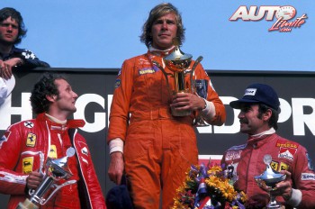 James Hunt obtuvo su primera victoria en el circuito de Zandvoort, durante el GP de Holanda de 1975. En el podio le acompañaron los dos pilotos de Ferrari, Niki Lauda (a la izquierda) y Clay Regazzoni.