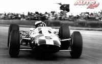 Jim Clark con el Lotus 33 - Climax 1.5 V8 en el circuito de Silverstone, durante el GP de Gran Bretaña de 1965.