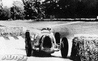 Bernd Rosemeyer con el Auto Union Type C 6.0 V16 durante el Grand Prix de Italia de 1936, disputado en el circuito de Monza.