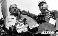 Bernd Rosemeyer celebra su victoria en el Gran Premio de Alemania de 1937 junto a Adolf Hühnlein. La parafernalia nacionalsocialista estaba especialmente presente en las pruebas disputadas en aquellos años en Alemania, formando parte de la propaganda orquestada por el régimen.