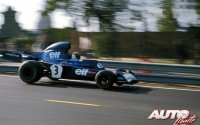 Jackie Stewart con el Tyrrell 006 - Ford Cosworth V8 en el salto del circuito de Montjuic Park, durante el Gran Premio de España de 1973.