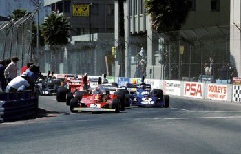 Salida del GP de Estados Unidos Oeste de 1976, disputado en el circuito urbano de Long Beach. En primer término Clay Regazzoni (Ferrari 312 T nº 2) y Patrick Depailler (Tyrrell-Ford 007 nº 4), justo por delante de James Hunt (McLaren M23) y Niki Lauda (Ferrari 312 T).