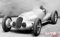 El nuevo bólido de Mercedes-Benz para la temporada de 1937 fue el W125, un modelo especialmente rápido y competitivo que recibía numerosas innovaciones a nivel mecánico y un motor que superaba los 600 CV de potencia.