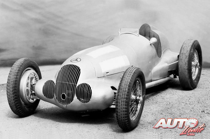 Miniature Spark 1/43 Mercedes Benz W125 1937 – Édition Dealer Noire – Caracciola