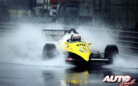 Alain Prost intentando evitar el aquaplaning con el Renault RE40 durante el GP de Mónaco de 1983.