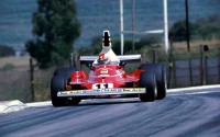 Clay Regazzoni con el Ferrari 312 T en el circuito de Kyalami, durante el GP de Sudáfrica de 1975.