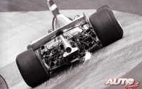 Clay Regazonni aborda el peralte del "Karussell" de Nürburgring al volante del Ferrari 312T, durante el GP de Alemania de 1975.