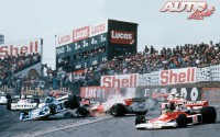 James Hunt (McLaren M23 nº 11), Clay Regazzoni (Ferrari 312 T2 nº 2) y Jacques Laffite (Ligier-Matra JS5 nº 26) se vieron envueltos en una colisión en la salida del GP de Gran Bretaña de 1976, disputado en el circuito de Brands Hatch.