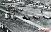 Parrilla de salida de la Copa Vanderbilt de 1937, con Rudolf Caracciola (Mercedes W125 nº 12), Bernd Rosemeyer (Auto Union Type C nº 4) y Rex Mays (Alfa Romeo 8C-35 nº 14) colocados en la primera fila.