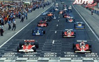 Salida del GP de Francia de 1976, disputado en el circuito de Paul Ricard. En la primera línea encontramos al "poleman", James Hunt (McLaren M23 nº 11), junto a Niki Lauda (Ferrari 312 T2 nº 1). En tercera posición parte Patrick Depailler (Tyrrell-Ford P34 nº 4) y en la cuarta plaza Clay Regazzoni (Ferrari 312 T2 nº 2).