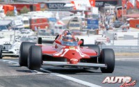 Gilles Villeneuve con el Ferrari 126 CK 1.5 V6 Turbo coronando la "rampa Pegaso" del circuito del Jarama, durante el Gran Premio de España de 1981.