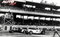 Salida de la Copa Vanderbilt de 1937, con Rudolf Caracciola (Mercedes W125 nº 12), Bernd Rosemeyer (Auto Union Type C nº 4) y Rex Mays (Alfa Romeo 8C-35 nº 14) en el momento de la arrancada.