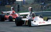 James Hunt (Hesketh-Ford 308 B) aguantó la presión de Niki Lauda (Ferrari 312 T) durante las últimas vueltas del GP de Holanda de 1975, obteniendo así sobre el circuito de Zandvoort su primera victoria en Fórmula 1.