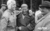 Bernd Rosemeyer y Elly Beinhorn en el verano de 1937, junto al entonces ingeniero de Auto Union, Ferdinand Porsche.