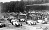 Salida del GP de Donington de 1937 (Inglaterra), en donde Bernd Rosemeyer obtuvo su última victoria al volante del Auto Union Type C (nº 5).