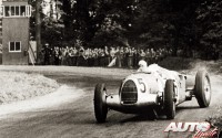 Bernd Rosemeyer obtuvo la victoria en el GP de Donington de 1937, el que sería su último Grand Prix antes de fallecer a comienzos de 1938, tratando de batir un récord de velocidad.