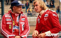 Pese a su enconada rivalidad en la pista, entre Niki Lauda y James Hunt había una buena relación en líneas generales, suficiente para intercambiar conversaciones, bromas e incluso alguna "escapada" nocturna cuando corrían juntos en categorías inferiores.