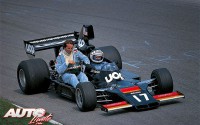 Durante el Gran Premio de Italia de 1975, disputado en Monza, Jean Pierre Jarier subió a bordo de su Shadow DN7-Matra V12 a Jacques Laffite (Williams FW04-Ford V8). El piloto francés se quitó el casco y dejó que el viento le refrescara la cara, quizá tratando de dar unas nuevas instrucciones de pilotaje a su compatriota.