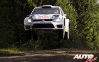 Sebastien Ogier con el Volkswagen Polo R WRC en el Rally de Finlandia 2013, puntuable para el Campeonato del Mundo de Rallyes WRC.