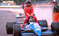 Al finalizar el Gran Premio de Japón de 1988, disputado en el circuito de Suzuka, Gerhard Berger (Ferrari F187) regresó a boxes montado "a lomos" del Ligier JS31-Judd 3.5 V8 de Stefan Johansson.