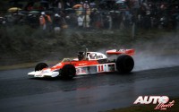 James Hunt finalizó en tercera posición en el GP de Japón al volante del McLaren-Ford M23, sumando los puntos suficientes para ganar el título de 1976 a su principal rival, Niki Lauda (Ferrari 312 T2), que se había retirado al comienzo de la carrera.