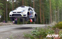 Andreas Mikkelsen con el Volkswagen Polo R WRC en el Rally de Finlandia 2013.