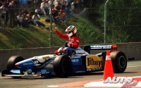 Jean Alesi (Ferrari 412T2 V12) logró su primera y única victoria en Fórmula 1 en el Gran Premio de Canadá de 1995, disputado en el circuito Gilles Villeneuve de Montreal. Lo que no imaginaba el piloto francés es que volvería hasta los bóxes a bordo del Benetton B195-Renault V10 de Michael Schumacher.
