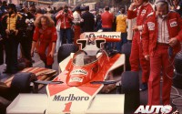 James Hunt junto a su McLaren-Ford M23 en el GP de Mónaco de 1977.