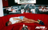 Un cigarrillo y una cervecita pueden ser los elementos definitivos para echarse una buena siesta. Y eso es precisamente lo que hizo James Hunt antes del Gran Premio de España de 1981. En aquella temporada, el ex-campeón del mundo de Fórmula 1 se encontraba en el Circuito del Jarama como comentarista de la cadena británica BBC TV en la retransmisión de las carreras.