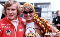 James Hunt llegó a la Fórmula 1 encuadrado en el equipo Hesketh Racing. Desde el primer momento dejó muestras de su afición a la buena vida y a las mujeres, mostrando un parche bordado sobre su mono que decía "SEX Breakfast of Champions" ("Sexo, desayuno de campeones").